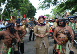 Bupati Lamtim Chusnunia Lepas Peserta Karnaval di Hut Ke-49 Desa Labuhan Ratu