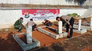 Jelang HUT RI Ke-73 Polres Lampura-Kodim 0412 dan Kamil Bersihkan Makam Pahlawan