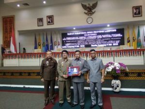 Hamartoni Ahadis Sampaikan 5 Raperda Prakarsa Pemerintah Ke DPRD Lampung