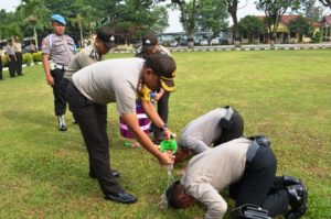 Tiga Pama Lulusan SIP di Sambut Kapolres Tulang Bawang Dengan Tradisi Siram Kembang