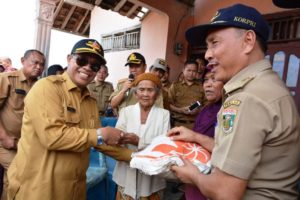 Bupati Loekman Bantu Warga Korban Angin Puting Beliung