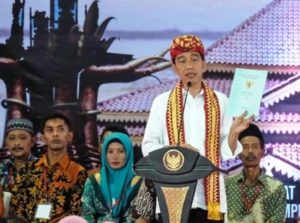 Kunker Ke Lamteng, Presiden RI Jokowi  Bagikan 1.300 Sertifikat Tanah
