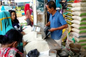 Stok banyak, harga beras bertahan