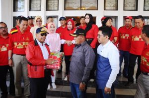 Kali Kedua Bupati Loekman Serahkan Bantuan Ke Korban Tsunami