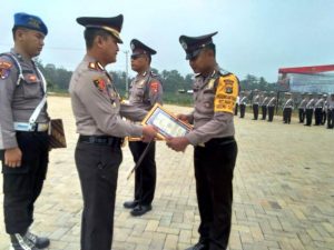 Bantu Korban Tsunami dan Angkat Citra Polri, Dua Anggota Polres Pesawaran Terima Penghargaan 