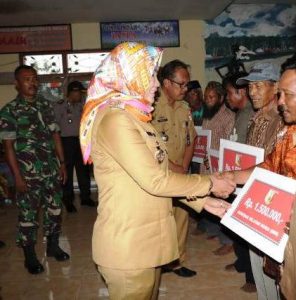 Bantu Korban Angin Puting Beliung, Bupati Winarti Ingatkan Masyarakat Terus Waspada
