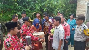 Dua Kecamatan di Lamteng Kena Angin Puting Beliung, Bupati Loekman Cek Lokasi dan Beri Bantuan