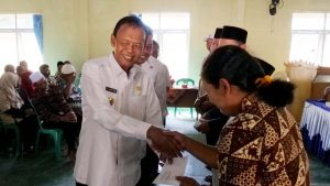 Walikota Metro Achmad Pairin Serahkan Dana Insentif RT/RW