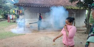 Empati Wabah DBD, PT Pramana Austindo Mahardika fogging Rumah Warga
