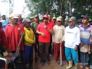 Bersama Masyarakat Bupati Loekman Gotong Royong Bangun Jalan Penghubung Antar Dusun