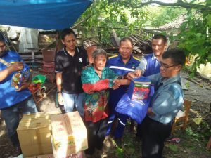 Pemkab Mesuji Bagikan Sembako Ke Korban Banjir di Labuhan Permai 