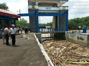 Mayat Peria Tanpa Identitas Ditemukan di Bendungan Argoguruh Sungai Way Sekampung