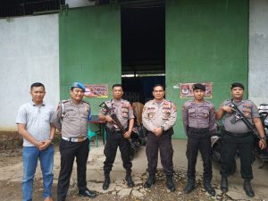 Satsabhara Polres Pesawaran Pantau Logistik KPU