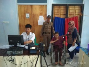 Sadar Tak Punya Identitas, Dua Lansia Datang Ke Disdukcapil Pesawaran Buat E-KTP