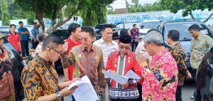 Tingkatkan Koordinasi, Bupati Loekman Instruksikan Seluruh Randis OPD Terpasang HT