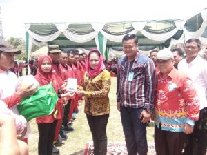 Permudah Pencairan Siltap, Bupati Winarti Bagikan Buku Tabungan dan Kartu ATM Ke Aparatur Kampung