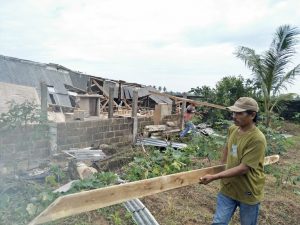 Kerugian Matrial Korban Angin Puting Beliung, Diganti Pemkab Lamteng Dengan Dua Kardus Mei Instan