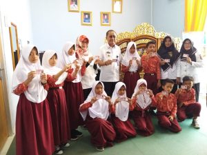 Disdukcapil Pesawaran Bagikan 143 KIA Ke SDN 30 Gedongtataan