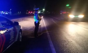 Jaga Situasi Lalin di Rawan Laka Lantas, Polsek Tegineneng Terjunkan Anggota Patroli Malam Hari