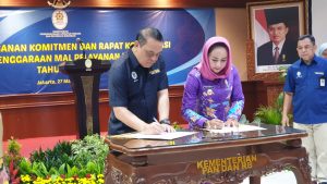 Teguhkan Komitmen Melayani Warga, Bupati Winarti Tandatangai Komitmen Dengan Menpan RB