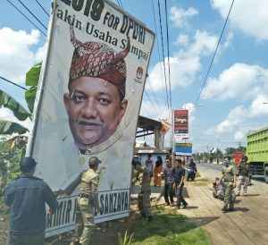 Bawaslu Lamteng Terus Lakukan Pencopotan APK 
