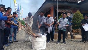 KPU Merto Bakar Ribuan Surat Suara Rusak