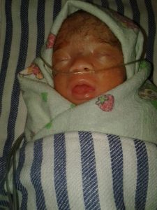 Bayi Dengan Tali Pusar Belum Terpotong di Buang Dengan Dibungkus Kardus 