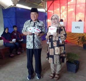 Plt Bupati Mesuji H. Saply TH dan Nelly Wati Memberikan Hak Pilih di TPS 07