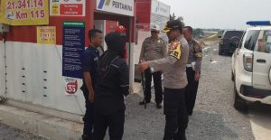 Kapolres Lamteng I Made Rasma Cek Kesiapan Gate Portable di Exit Tol Terbanggi, Pemudik Bisa Bayar Dengan Cara Non Tunai
