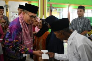 Wabup Lamtim Zaiful Bokhari Buka Bersama Anak Yatim dan Berikan Santunan