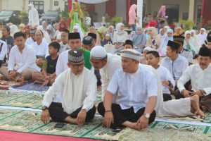 Polres Pesawaran Di Duduki 500 Jamaah Sholat ID.