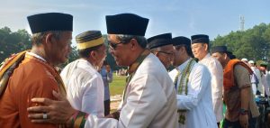 Bupati Loekman dan Pejabat Pemkab Lamteng Solat Id di Lapangan Merdeka Kampung Poncowati