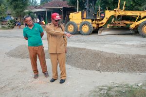 Kerap Dikeluhkan Warga, Bupati Loekman Perbaiki Jalan Rusak di Kampung Gunung Sugih Baru