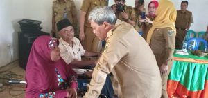 Peduli Warganya, Bupati Loekman Bantu Suprihatini Kursi Roda