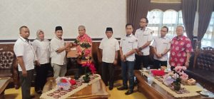 KPU Serahkan Hasil Perolehan Suara Parpol dan Caleg DPRD Terpilih ke Bupati Loekman