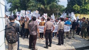Ratusan Masyarakat Unjuk Rasa, Tombak Tajam Kejari Lamteng di Pertanyakan