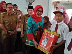 Lewat Program Dinsos, Ketua TPPKK Ellya Lusiana Loekman Bantu Anak Yatim Piatu