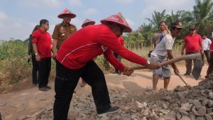 Semangat Gotong Royong, Bupati Loekman Bantu 20 Juta Sebas Perbaiki Jalan