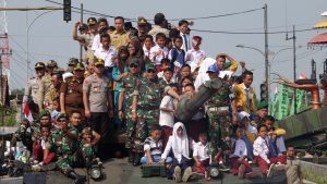 TNI AD Kenalkan Persenjataan Perang Ke Masyarakat Lamteng