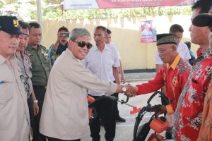 Bupati Loekman Bantu Alat Pertukangan Kepala UPTD Pengairan Se-Lamteng