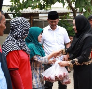 Bupati Winarti Serahkan Satu Ekor Sapi dan Daging Kurban Langsung Pada Warga