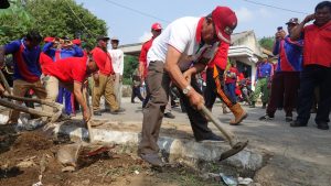 Demi Hidupkan Budaya Gotong Royong Loekman Rela Bersikan Tersier dan Punguti Sampah 
