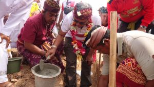 Bupati Loekman Letakkan Batu Pertama Pembangunan Pura Khayangan Dalem