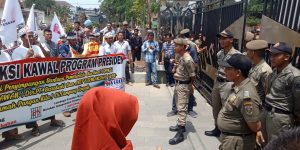 Demo Didepan Kantor Bupati Tuntut Stop Penyalur BPNT di Lamteng