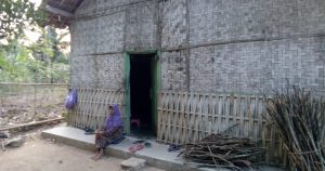 Bupati Loekman Beri Perhatian Warga Miskin 