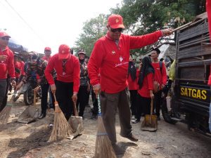 Ajak Masyarakat Lestarikan Budaya Gotong Royong, Bupati Leokman Rela Ikut Menyapu Sampah
