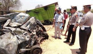 Brakkk… Lakalantas di Jalan Lintas Timur Sumatera KM 266-267 Terbanggi Ilir Tewaskan Enam Orang