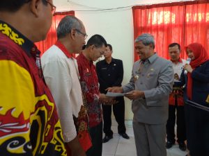 Bupati Loekman Serahkan 635 SK Kenikan Pangkat PNS Lamteng