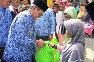 Bupati Loekman Distribusikan Zakat Dan Serahkan Dana Gotong Royong Pada Masyarakat