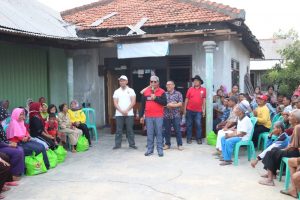 Bupati Loekman Bantu Korban Angin Puting Beliung Sembako